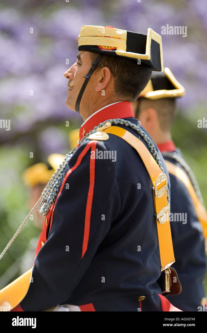 A cavallo delle protezioni civili con pieno uniforme del vestito Foto Stock