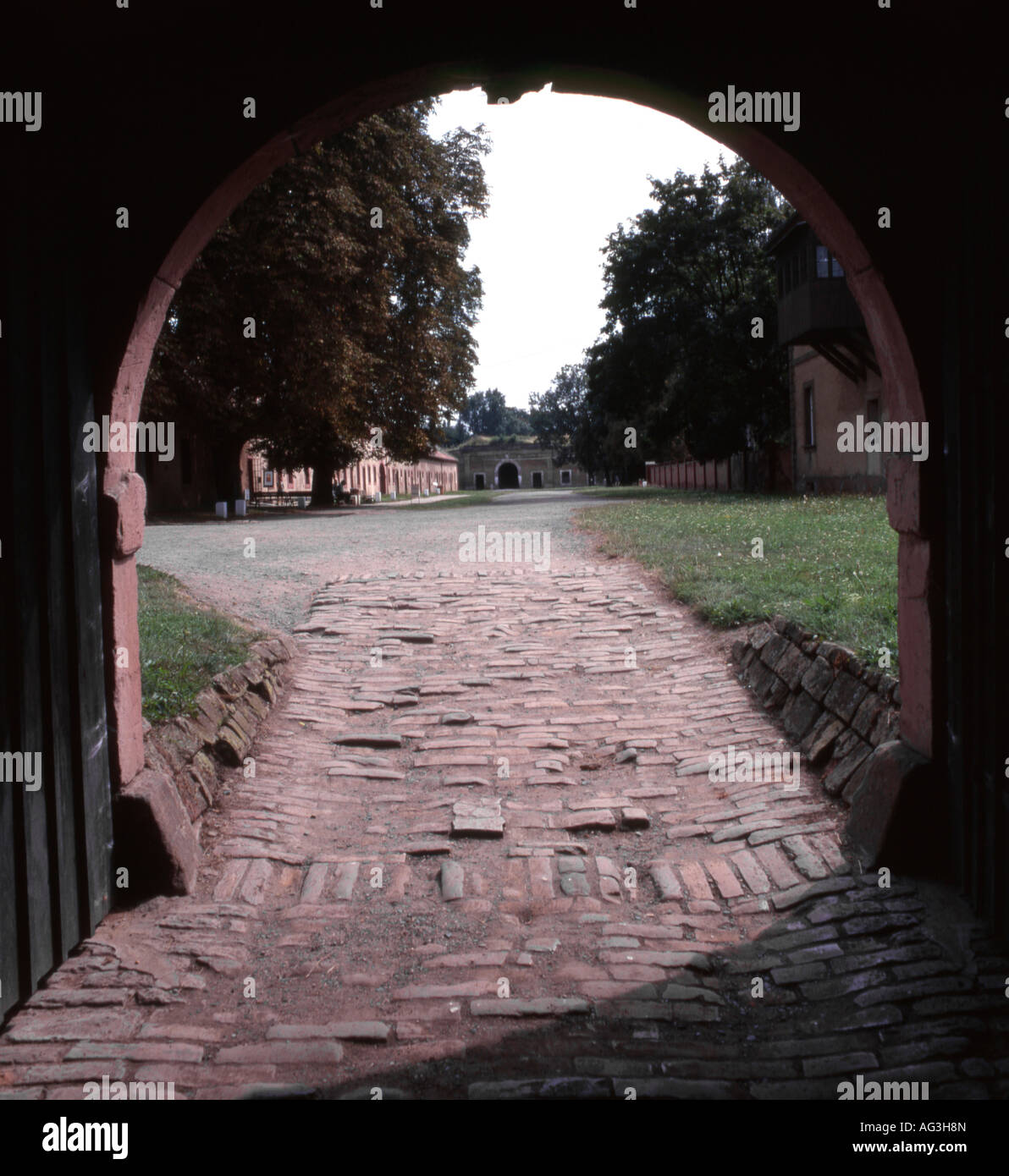 Terezin Boemia settentrionale, Repubblica Ceca. Teresienstadt Campo di concentramento. La porta che conduce al cortile Foto Stock