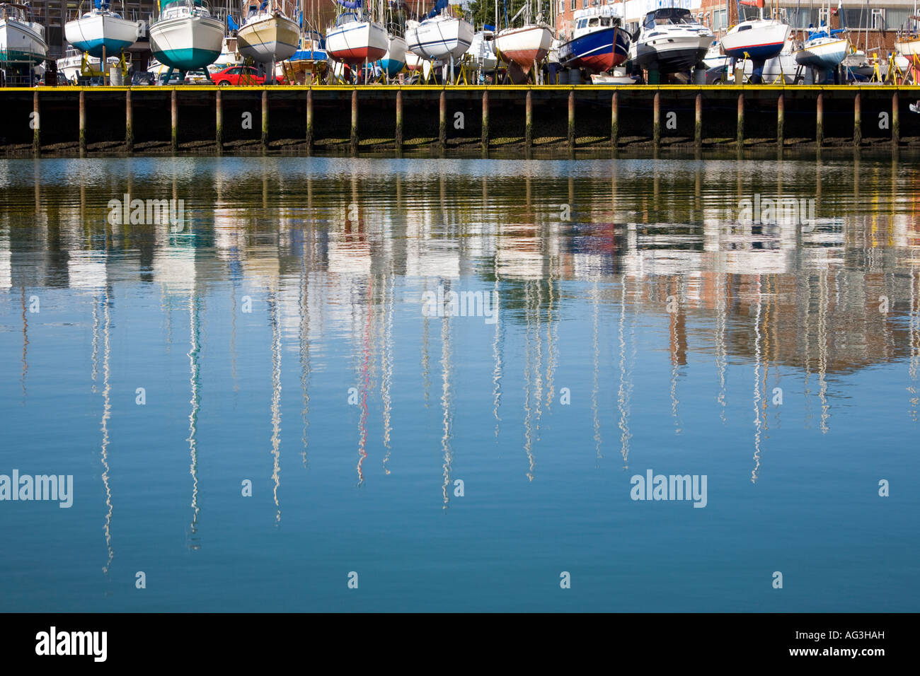 Riflessioni di barche posati sulla banchina a Gosport Foto Stock