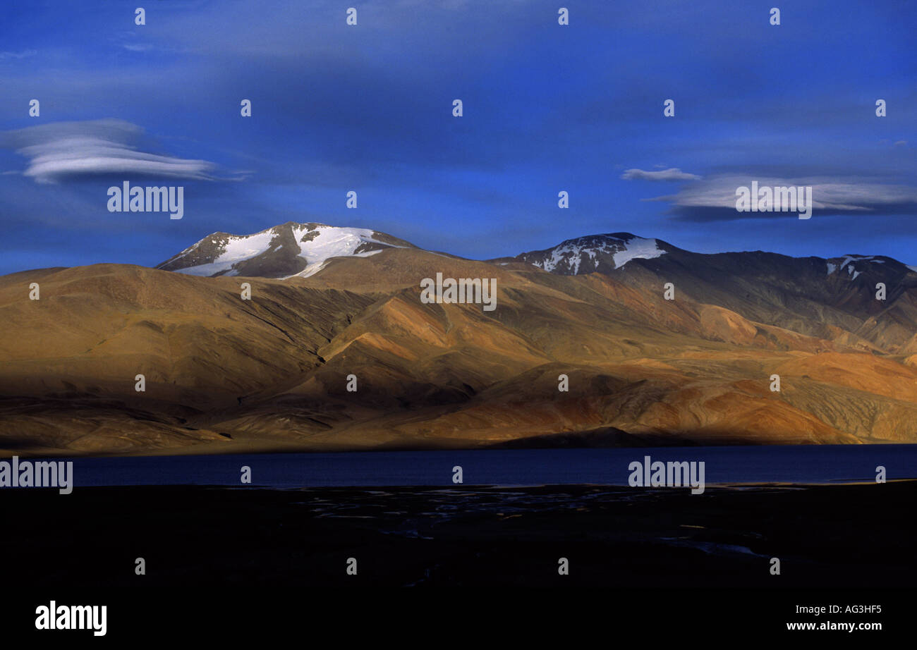 Nuvole sopra acqua salmastra alta altitudine lago Tso Moriri 4553 m Ladakh India del nord Foto Stock