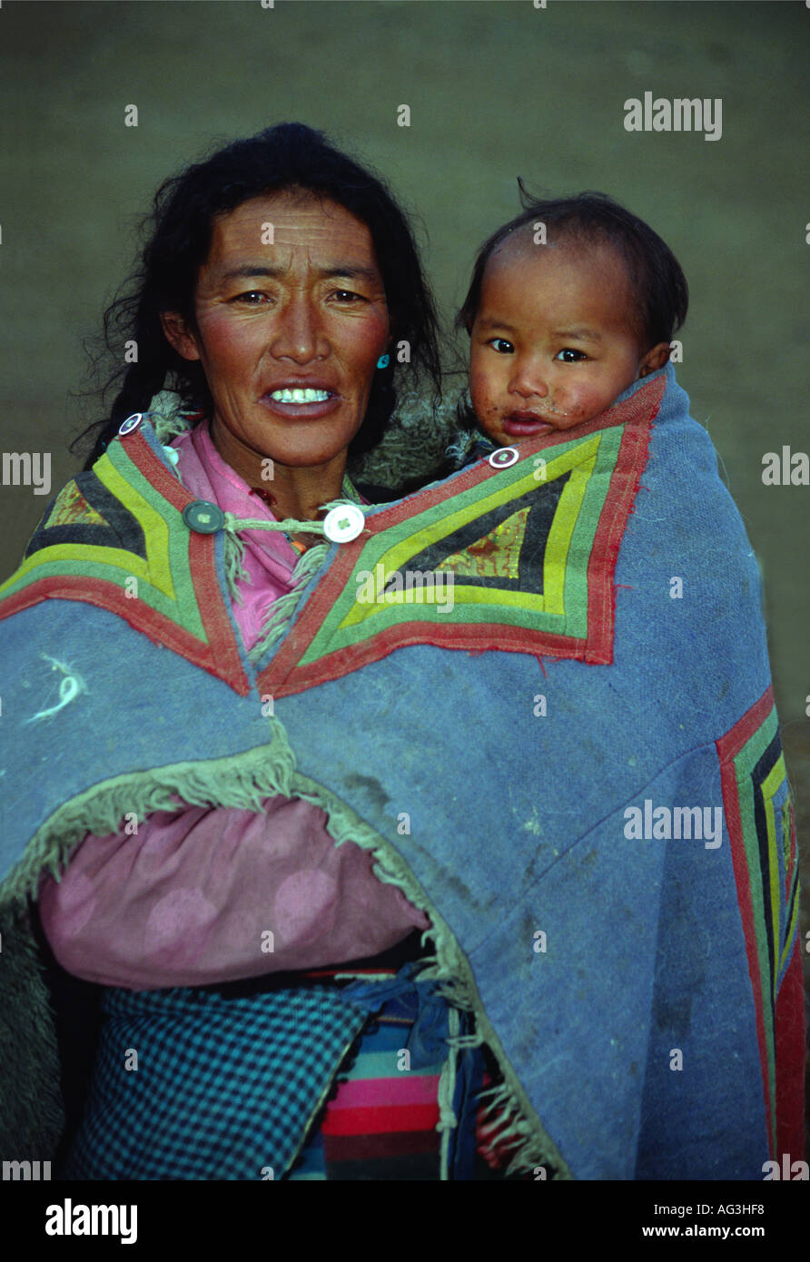 Chang Pa nomad la madre e il figlio, Karu Rachung 4668 m di Ladakh India del nord Foto Stock