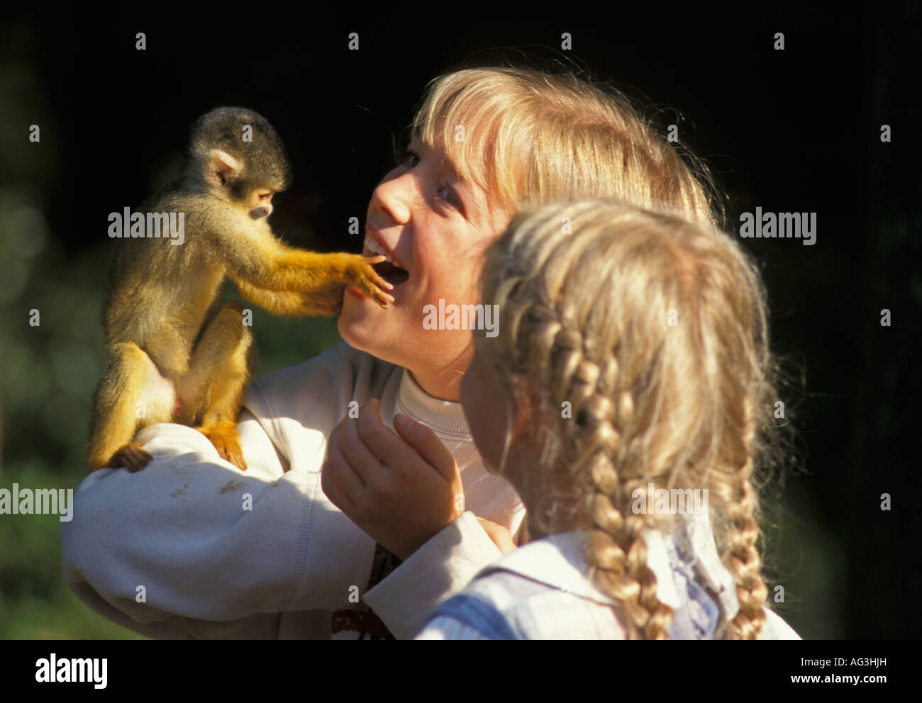 Paesi Bassi Apeldoorn Scimmia di scoiattolo seduto sulla spalla della ragazza in zoo chiamato Apenheul Foto Stock