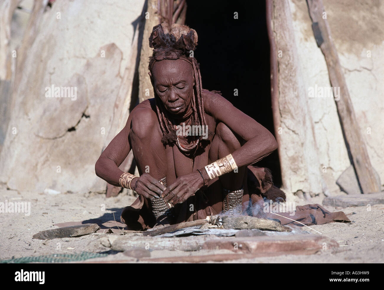 Persone, donne, Namibia, Himba donna preparazione di fuoco, Additional-Rights-Clearance-Info-Not-Available Foto Stock