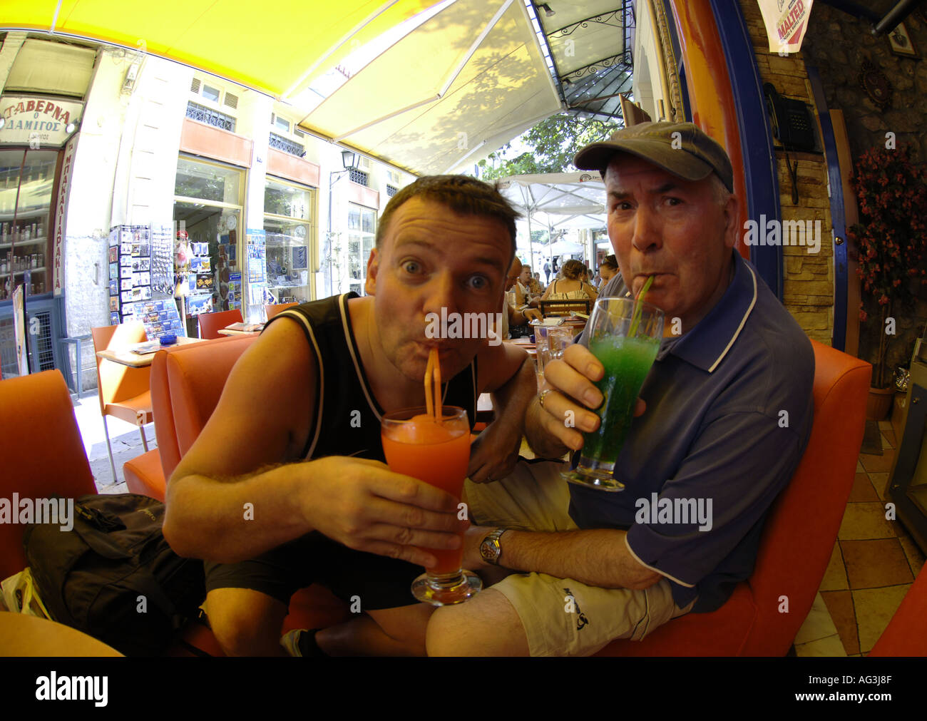 Due turisti di bere frullati in un bar in Plaka Atene Grecia Foto Stock