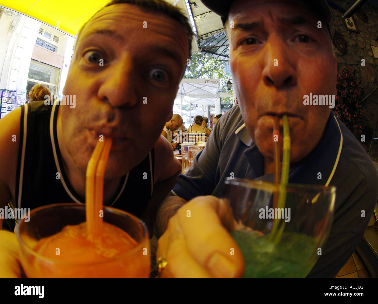 Due turisti di bere frullati in un bar in Plaka Atene Grecia Foto Stock