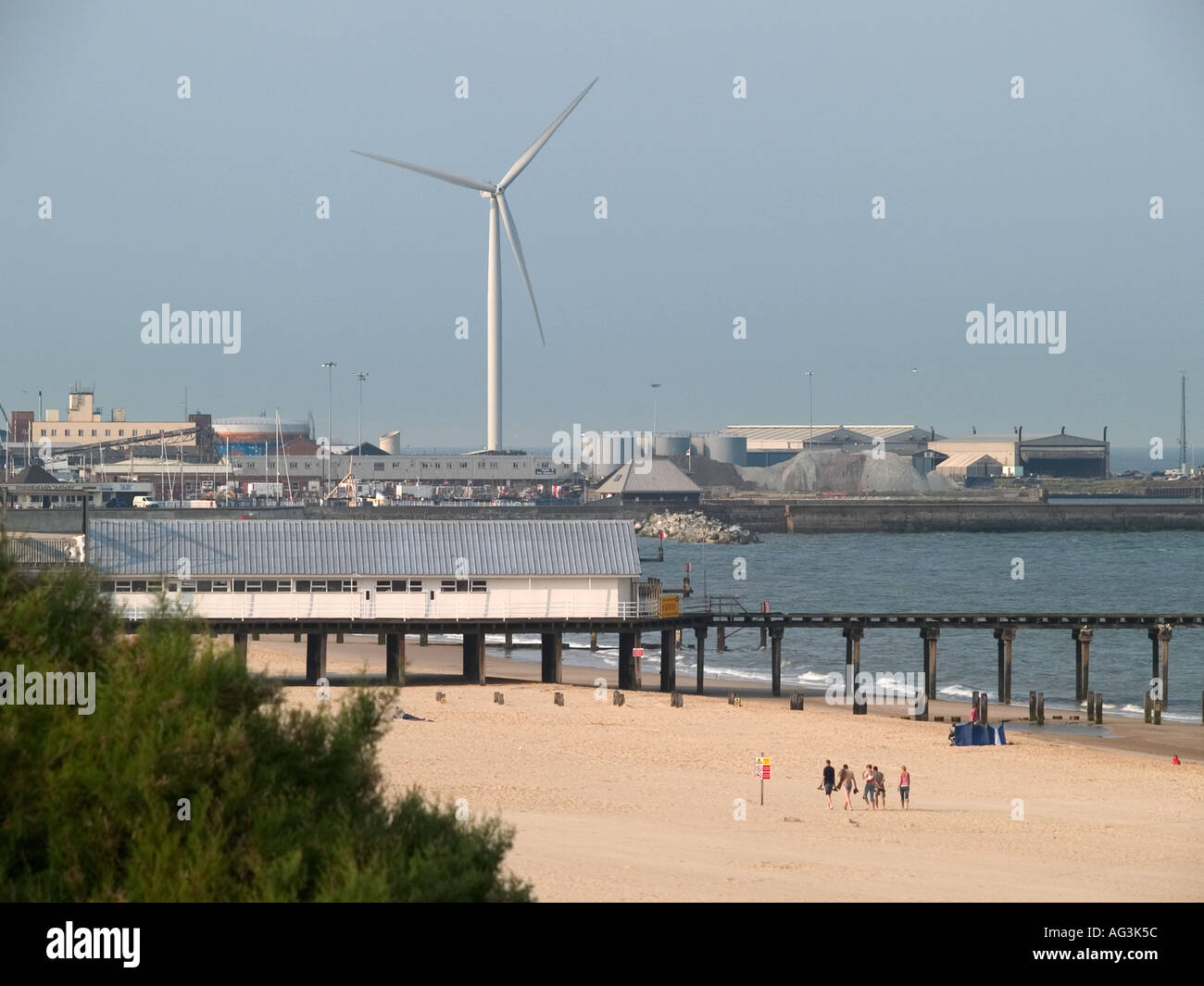 Distanti turbina eolica al punto ness, spiaggia a lowestoft suffolk East Anglia England Regno Unito Foto Stock