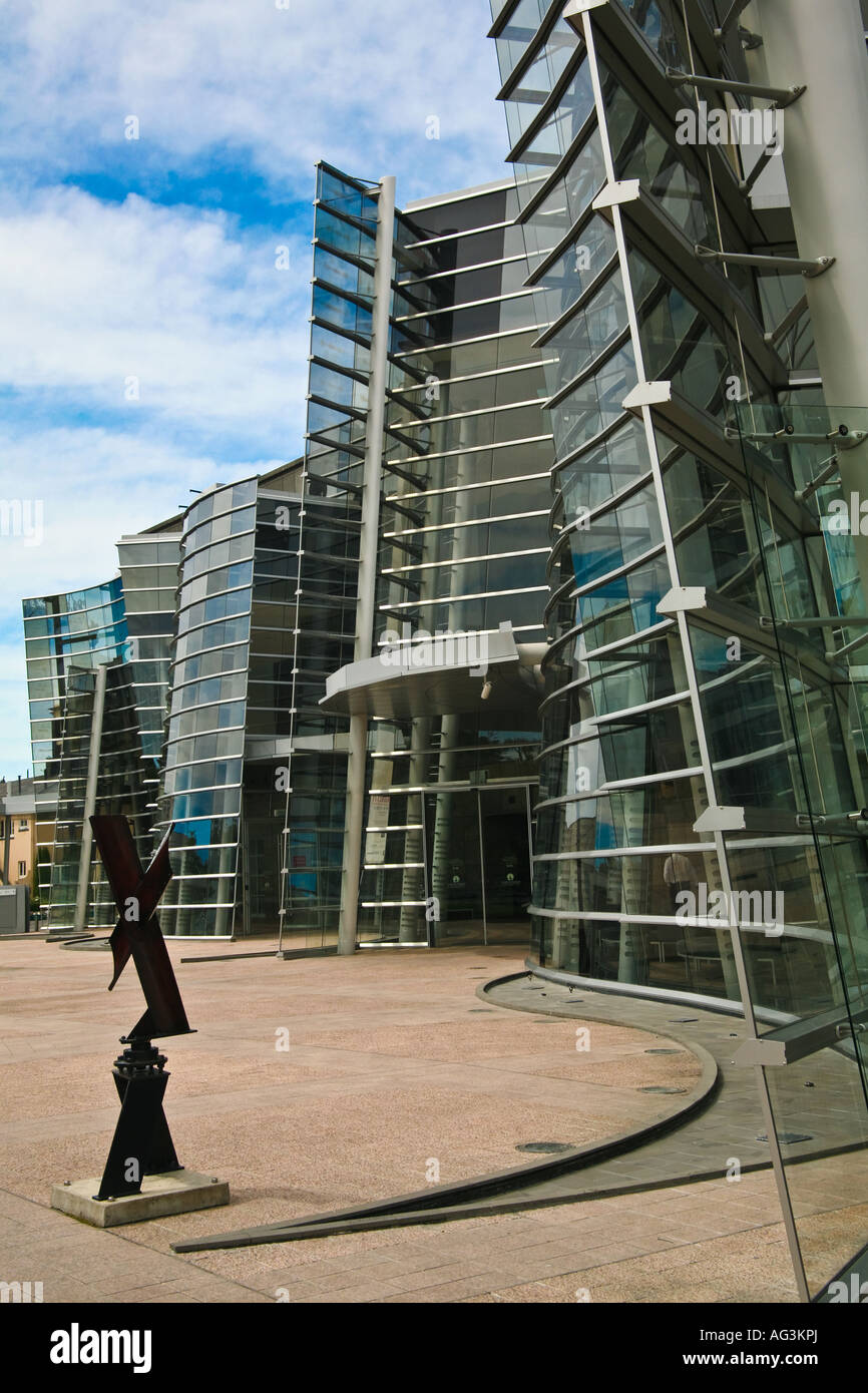 Giardino di sculture al di fuori della curva anteriore di vetro di Christchurch Art Gallery, Nuova Zelanda Foto Stock