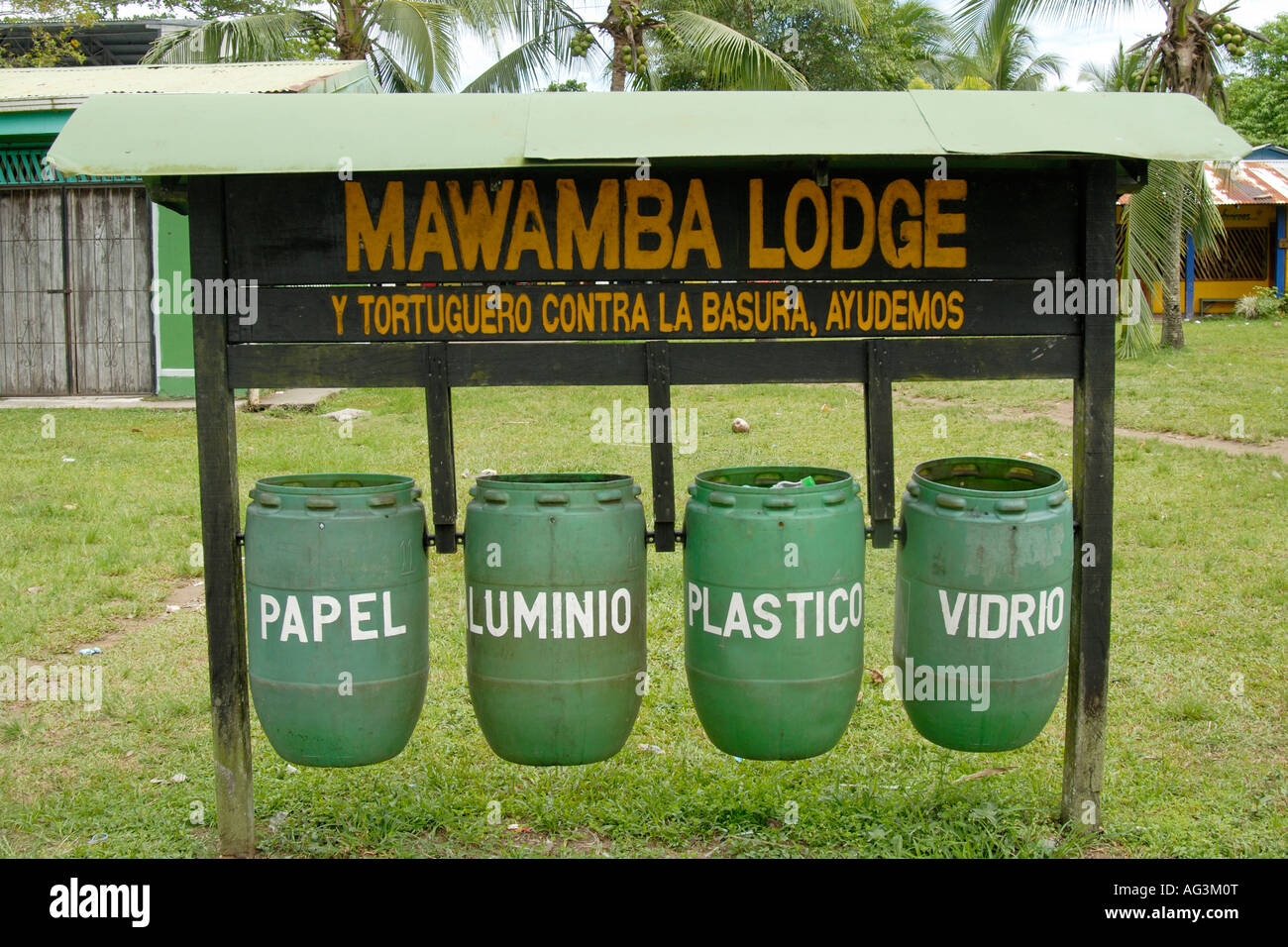 Cassonetti per il riciclaggio Villaggio di Tortuguero Costa Rica Foto Stock