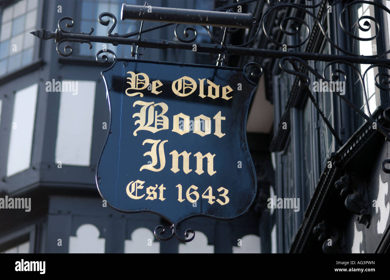 Ye Olde Boot Inn pub segno che risale al 1643 a Chester Regno Unito Foto Stock