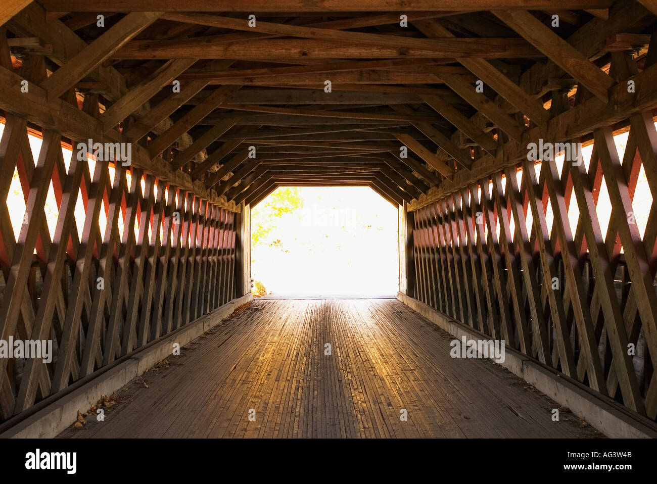 Interno di Henry ponte coperto che mostra la città di reticolo costruzione stile Bennington Vermont Foto Stock