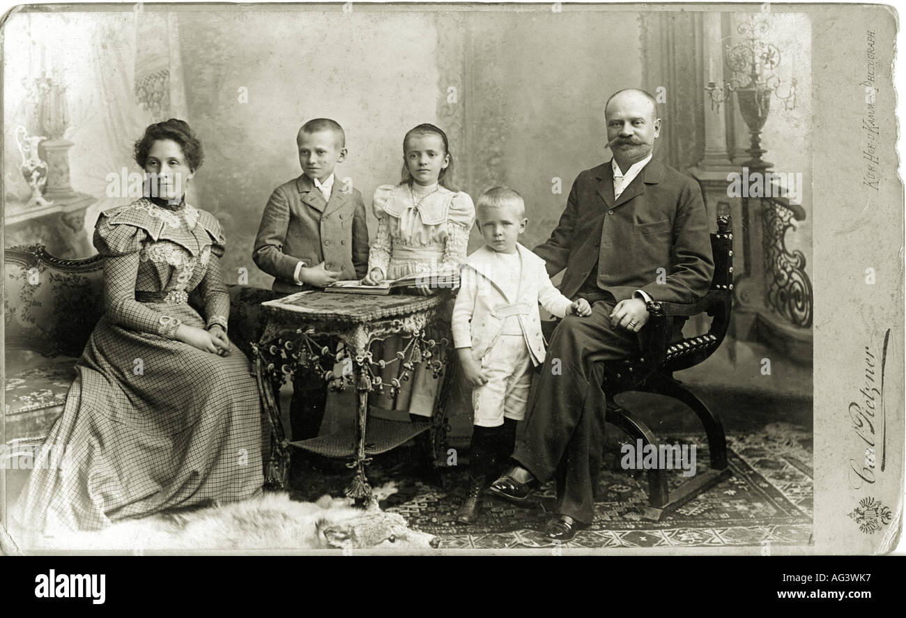 Persone, famiglia, genitori con figli, foto di gruppo, immagine di gabinetto, fotografia di Carl Piezner, Olmütz, ca. 1900, Foto Stock