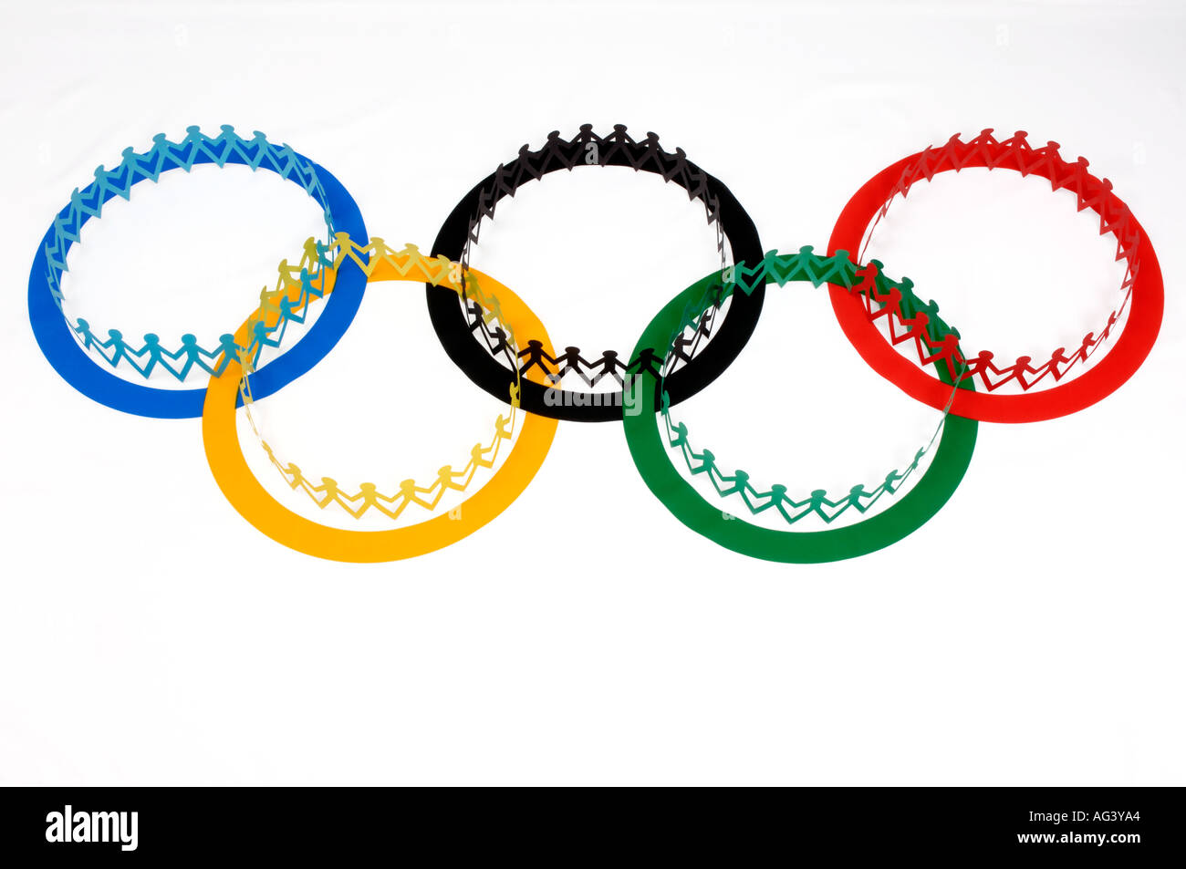 Bandiera olimpica e catena di carta persone Foto Stock