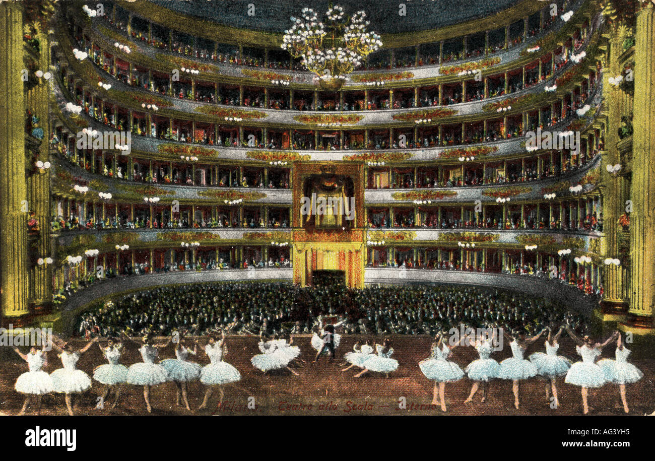 Teatro dell Opera di Milano con una performance di Swan Lake mostrato su una cartolina precoce Foto Stock