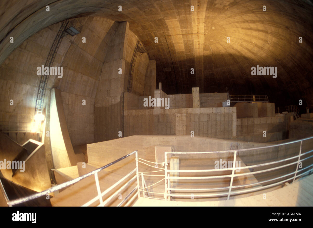 Moderna ingegneria e costruzioni all'interno dell'antico tempio di Abu Simbel Egitto Foto Stock