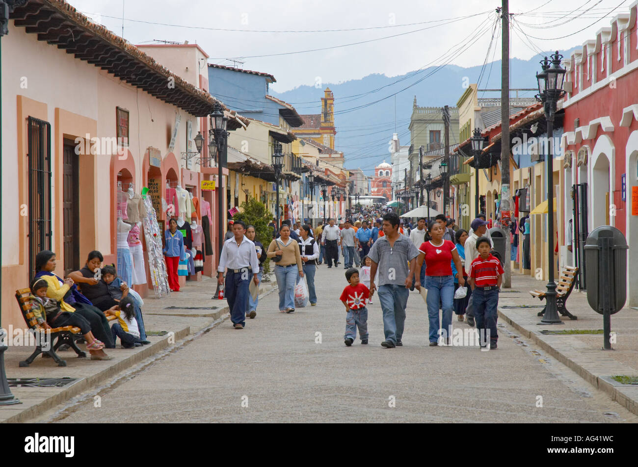 La strada principale di San Cristobal de Las Casas, Chiapas Foto Stock