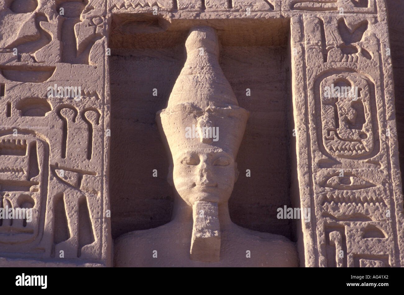 Dettaglio della testa della figura scolpita sulla facciata del tempio della regina Nefertiti Abu Simbel Egitto Foto Stock