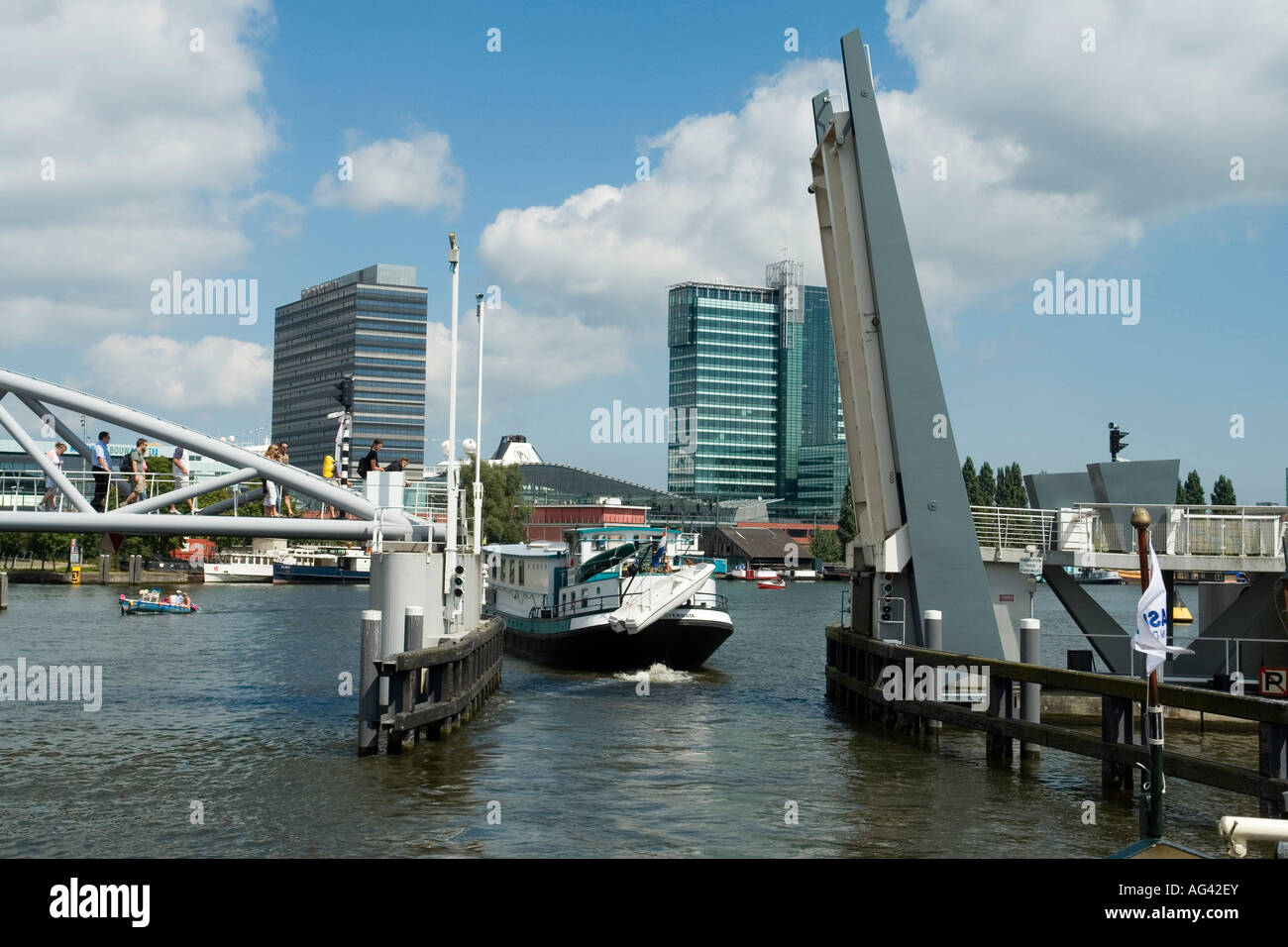 Stern di barge attraversando il ponte di sollevamento Amsterdam Holland Europa Foto Stock