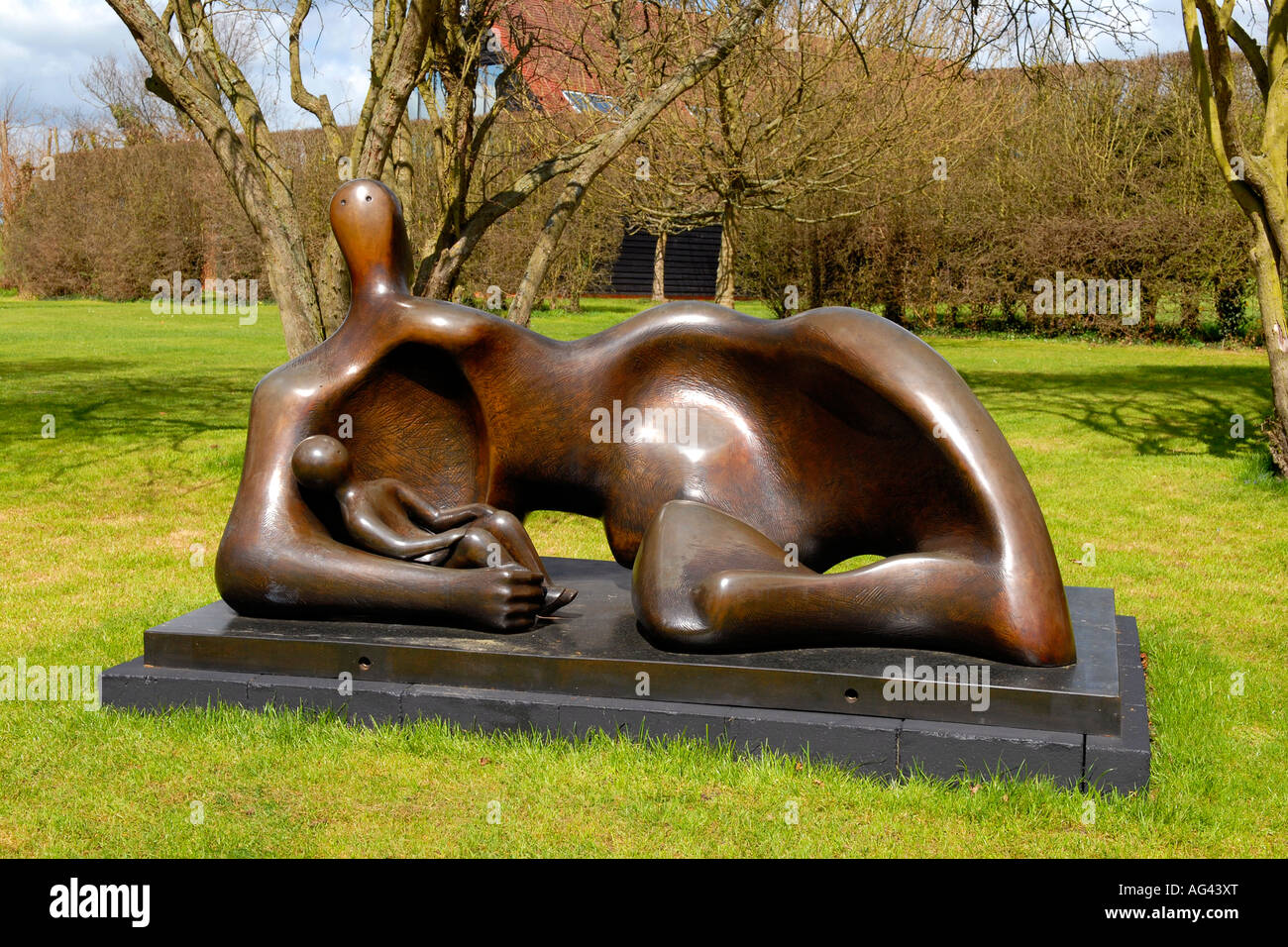 Henry Moore Foundation Perry verde , scultura in bronzo di una reclinata figura femminile donna , con bambino completato 1983 in aria aperta Foto Stock