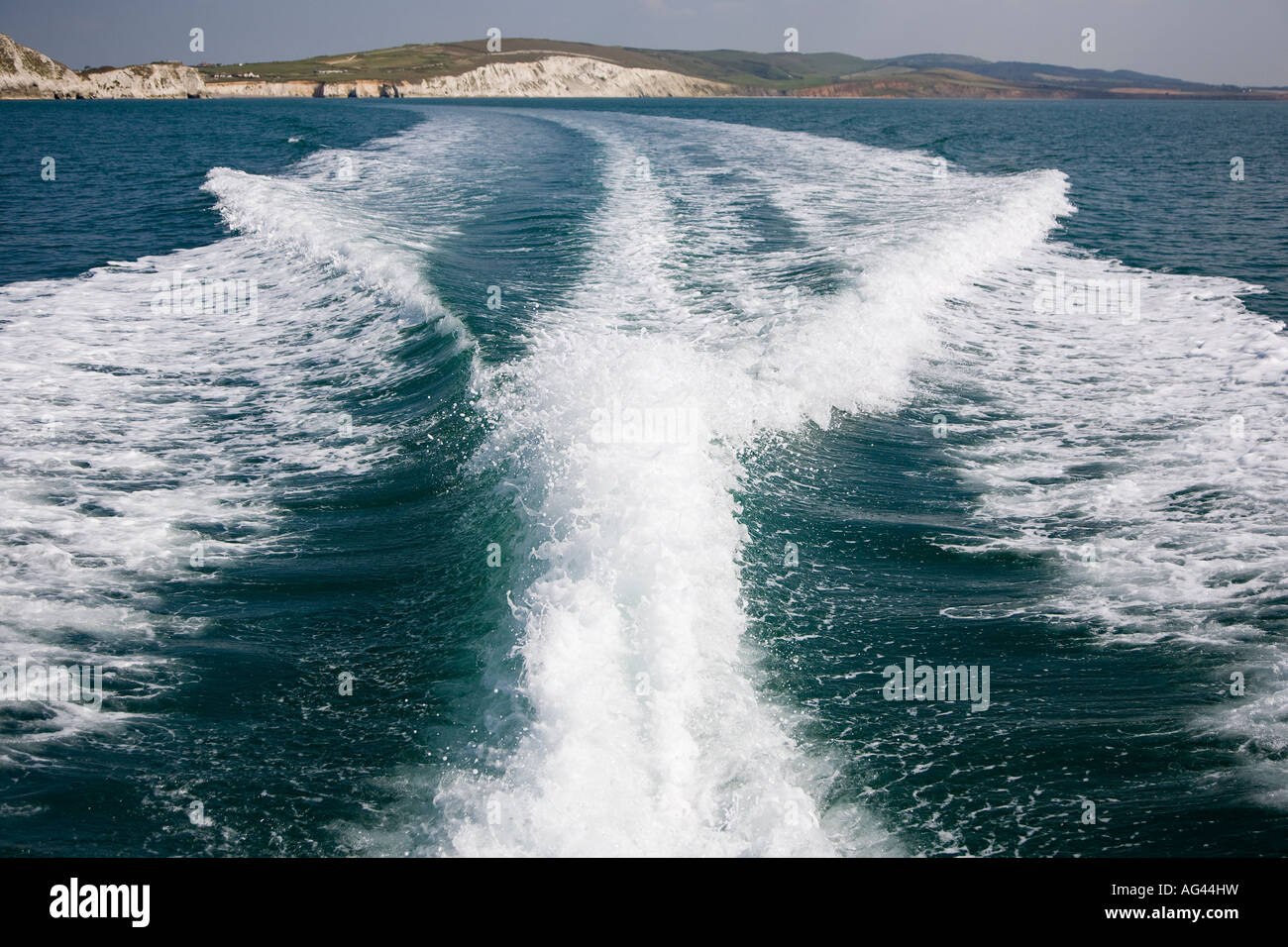 Svegliati o lavare causato da powerboat nel canale in inglese Foto Stock