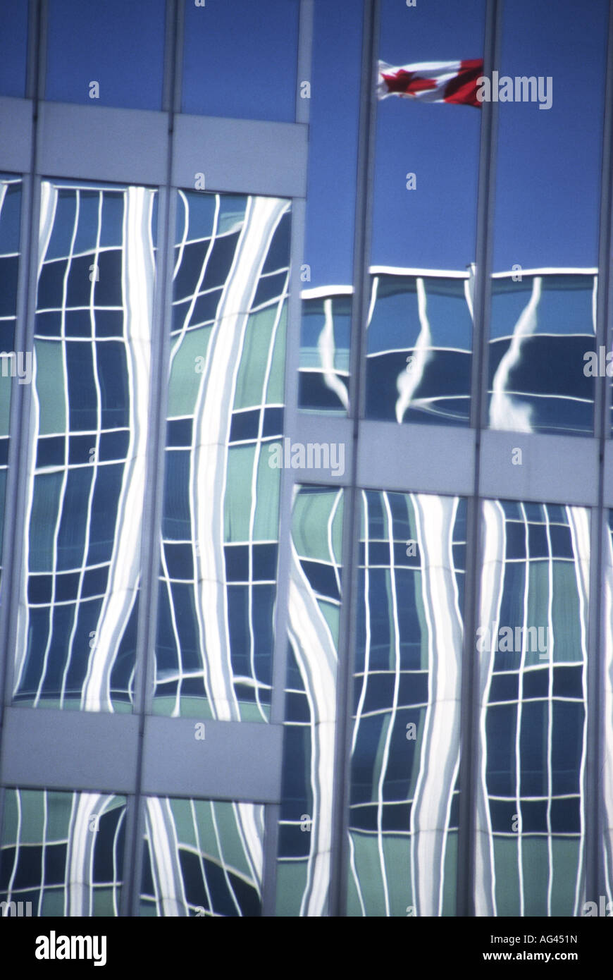 L'eccitante città di Vancouver BC ha molti raffinati e moderni edifici che formano spettacolari riflessi nelle vicinanze di vetri di finestre Foto Stock