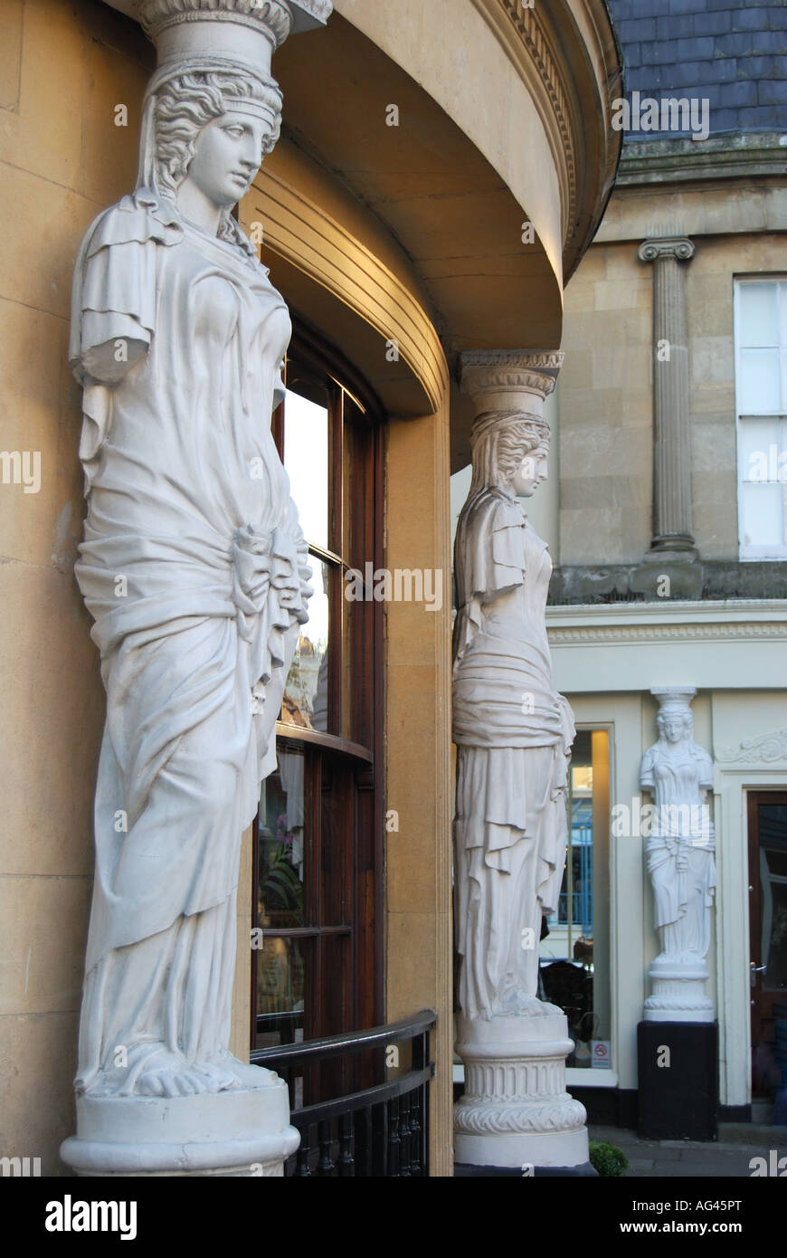 Cariatidi su edificio classico, Montpellier, Cheltenham, Gloucestershire, England, Regno Unito Foto Stock