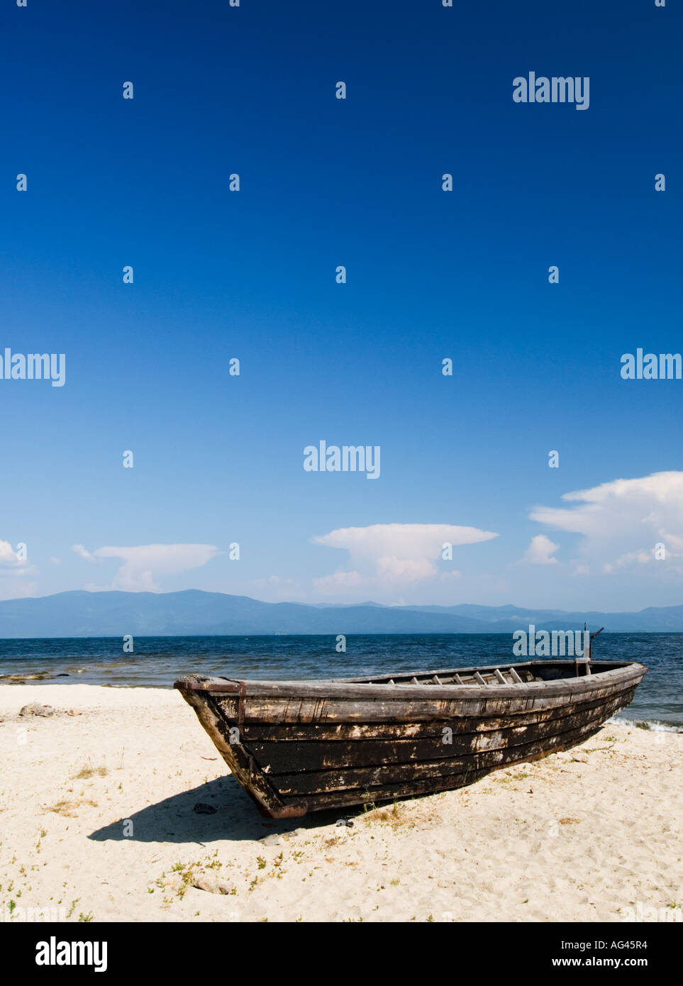 Barche da pesca sulla spiaggia accanto al Lago Baikal in Zaibaikal Parco Nazionale di Siberia Russia 2006 Foto Stock