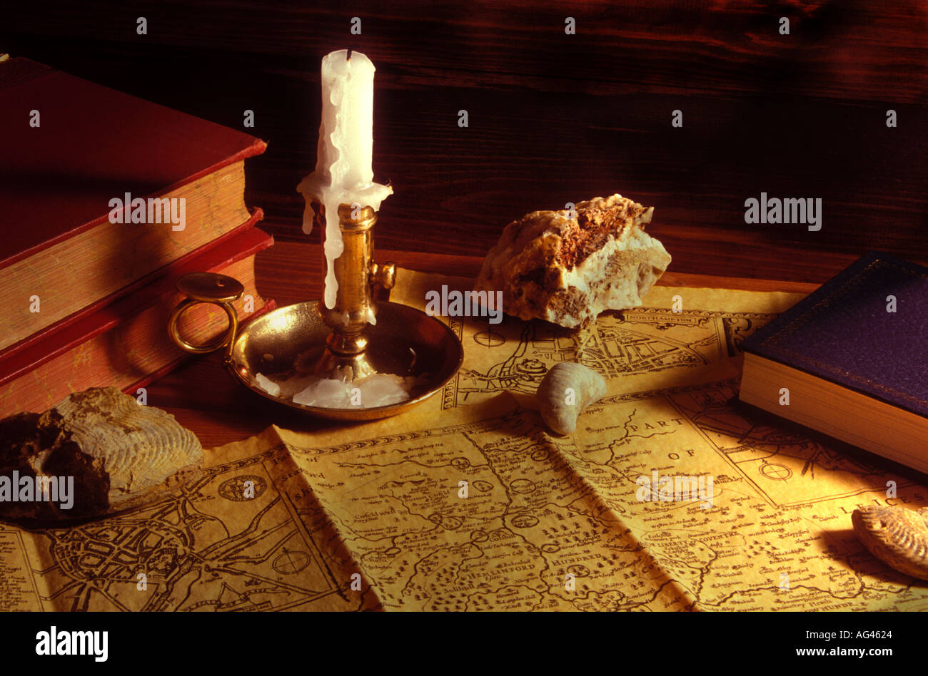 Vecchie carte candela e fossili Foto Stock