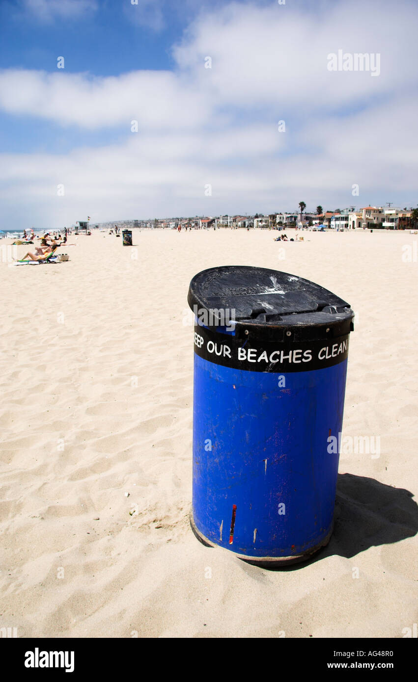 Spazzatura su una spiaggia, Hermosa Beach, California, Stati Uniti d'America Foto Stock