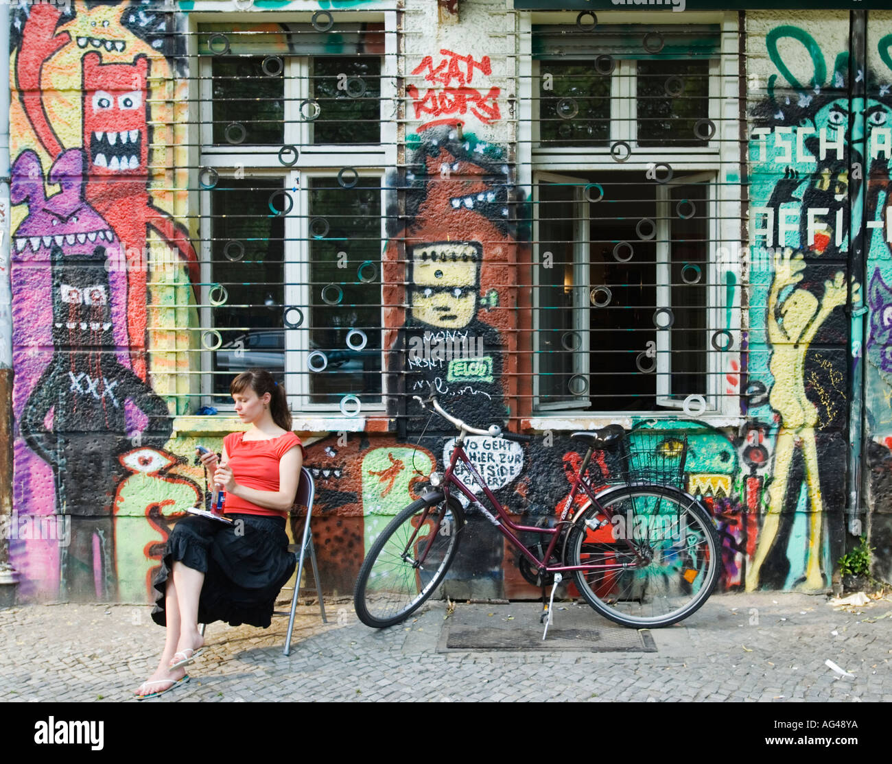 Edificio coperto di graffiti in bohemien quartiere Friedrichshain di Berlino Germania Foto Stock