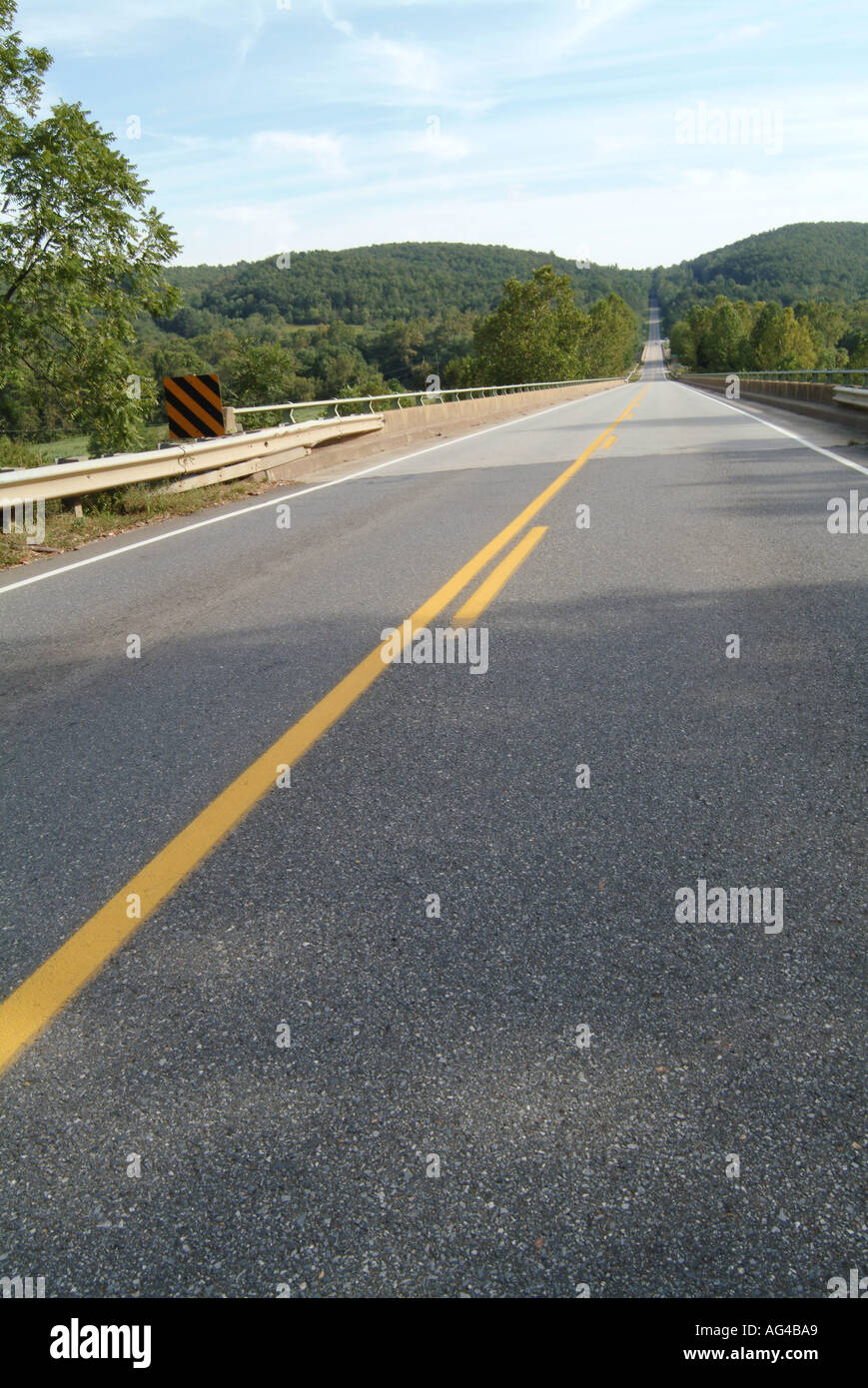 American highway usa us america american road fly drive noleggio auto con guida a sinistra auto su strada asfaltata di viaggio ashplet blu in calcestruzzo Foto Stock