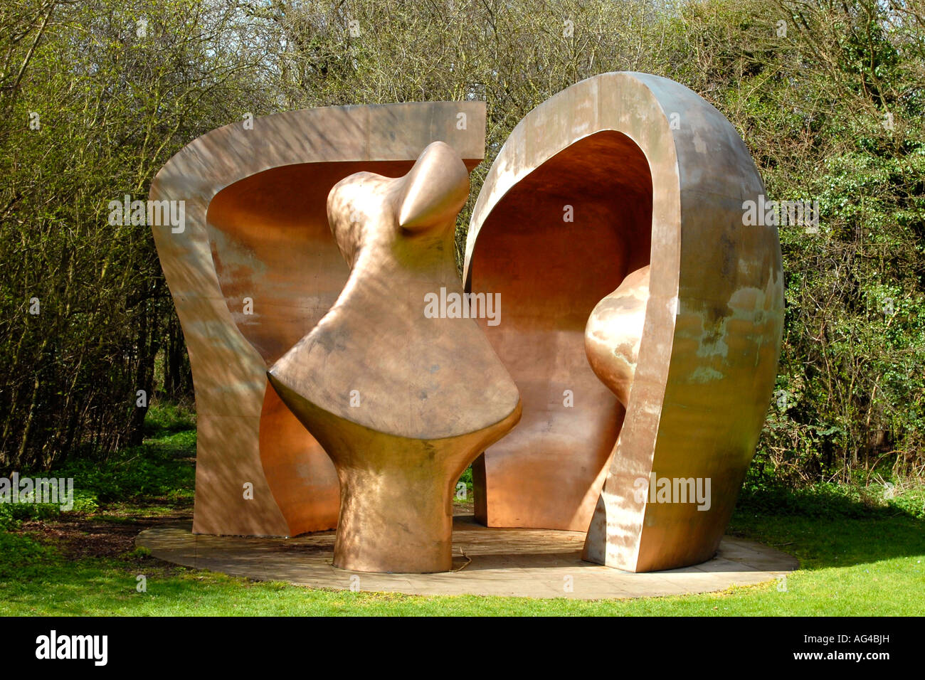 Henry Moore Foundation , Perry verde , metallo scultura in bronzo di una grande figura in un rifugio completato 1985-86 Foto Stock