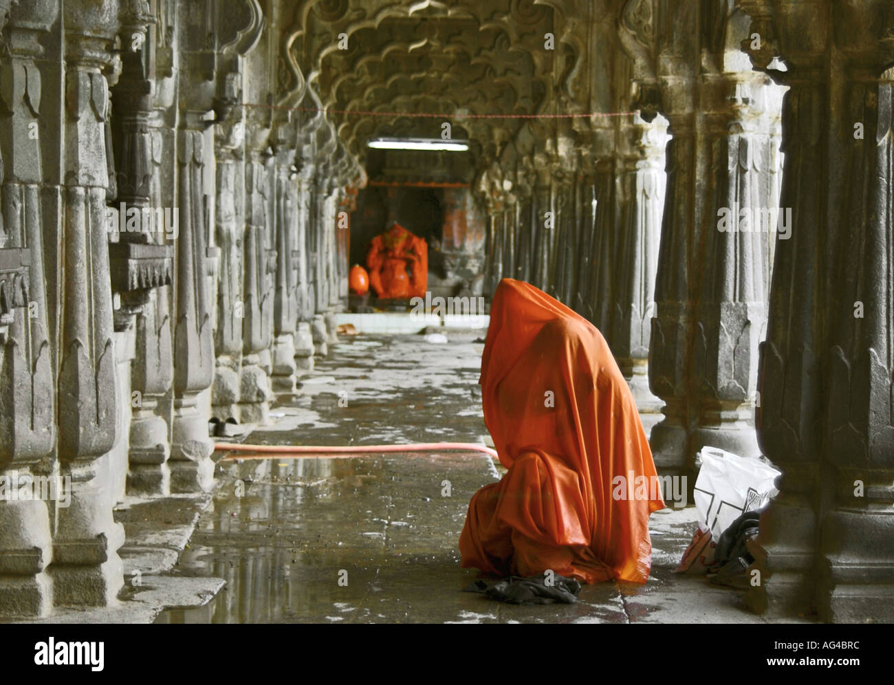ARF79276 una donna cambia dopo purificazione nel santo stagno di Trimbakeshwar Maharashtra India Foto Stock