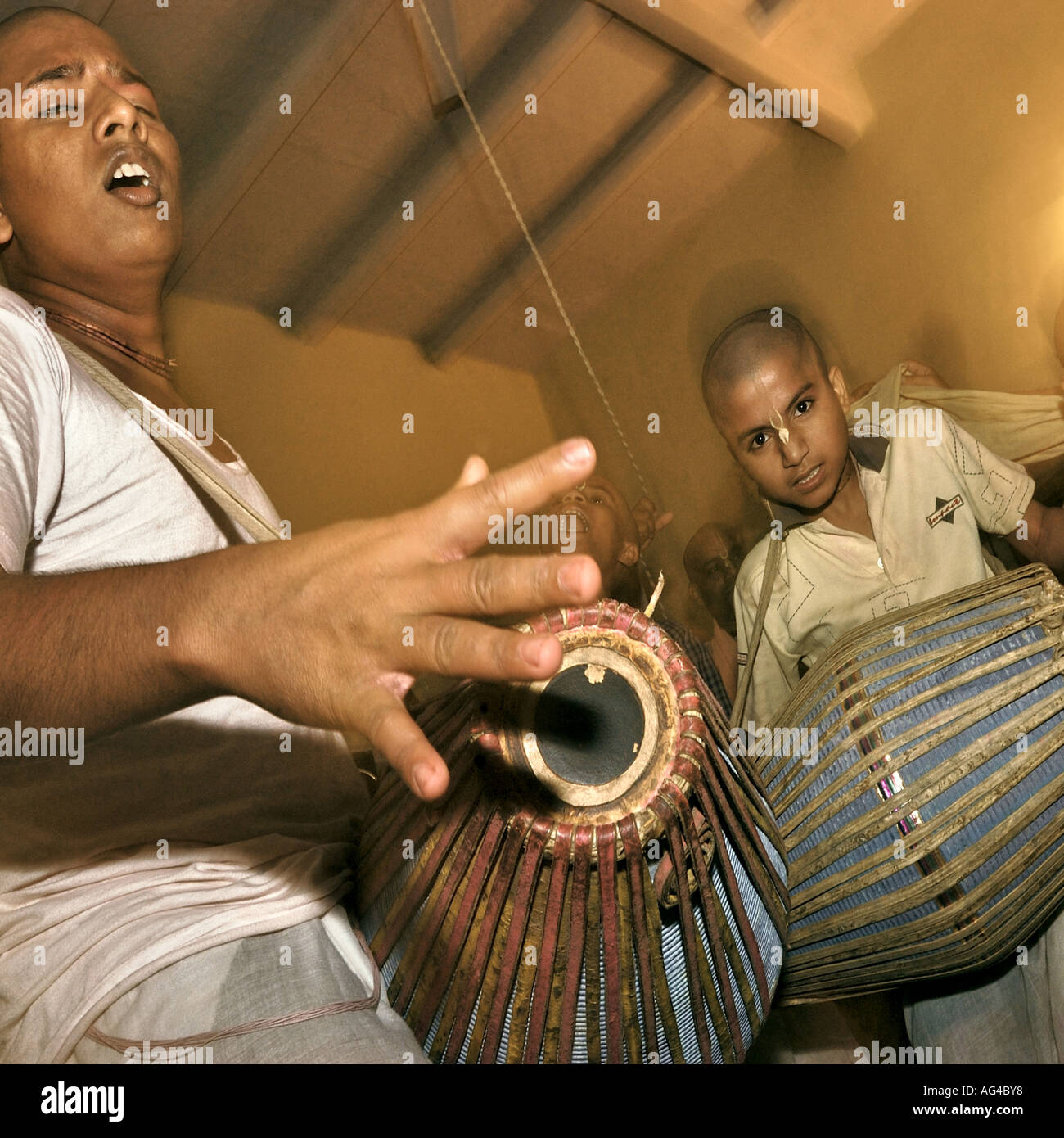 ARF79294 Isckon discepoli il canto e la danza per la musica di Hare Rama Hare Krishna a Brindavan e Uttar Pradesh, India Foto Stock