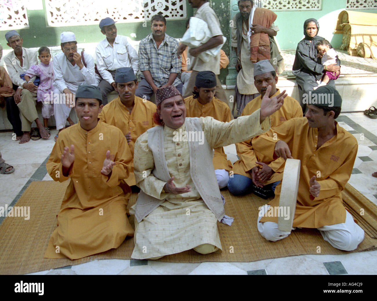 Musulmani indiani cantanti Qawaali di canto e di sufi kalam canzoni in India a Mahim Dargah a Bombay Mumbai India Asia Foto Stock