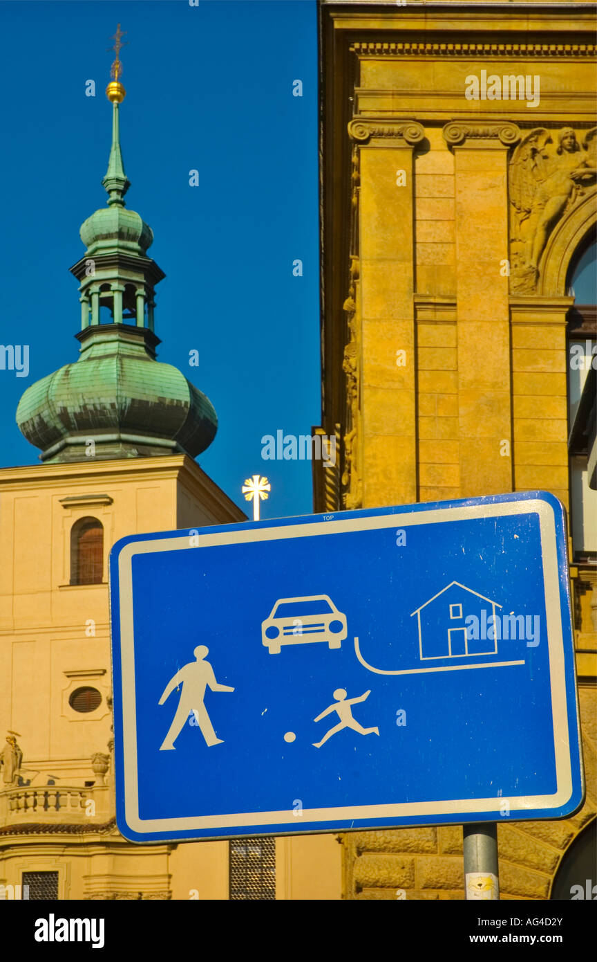 Segno segnando una strada pedonale sul Havelska con la guglia di Sv Havel in centro di Praga Repubblica Ceca UE Foto Stock
