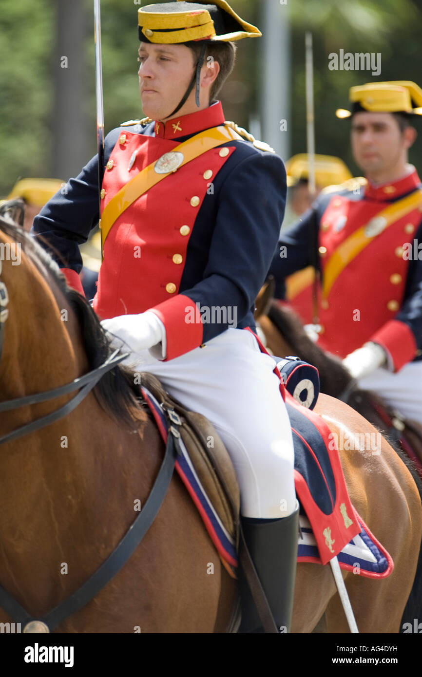 A cavallo delle protezioni civili con pieno uniforme del vestito Foto Stock