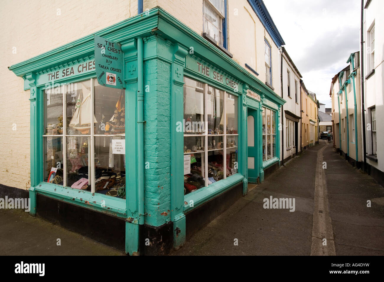 Devon Regno Unito Appledore Market Street il mare Chandlery torace Foto Stock