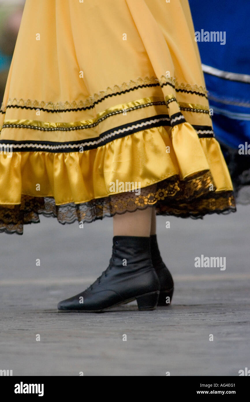 Giallo abito tradizionale indossata da ballerina di Orenburg stato folk russo Coro, Plaza Arriaga Bilbao Basque Country Spagna Foto Stock