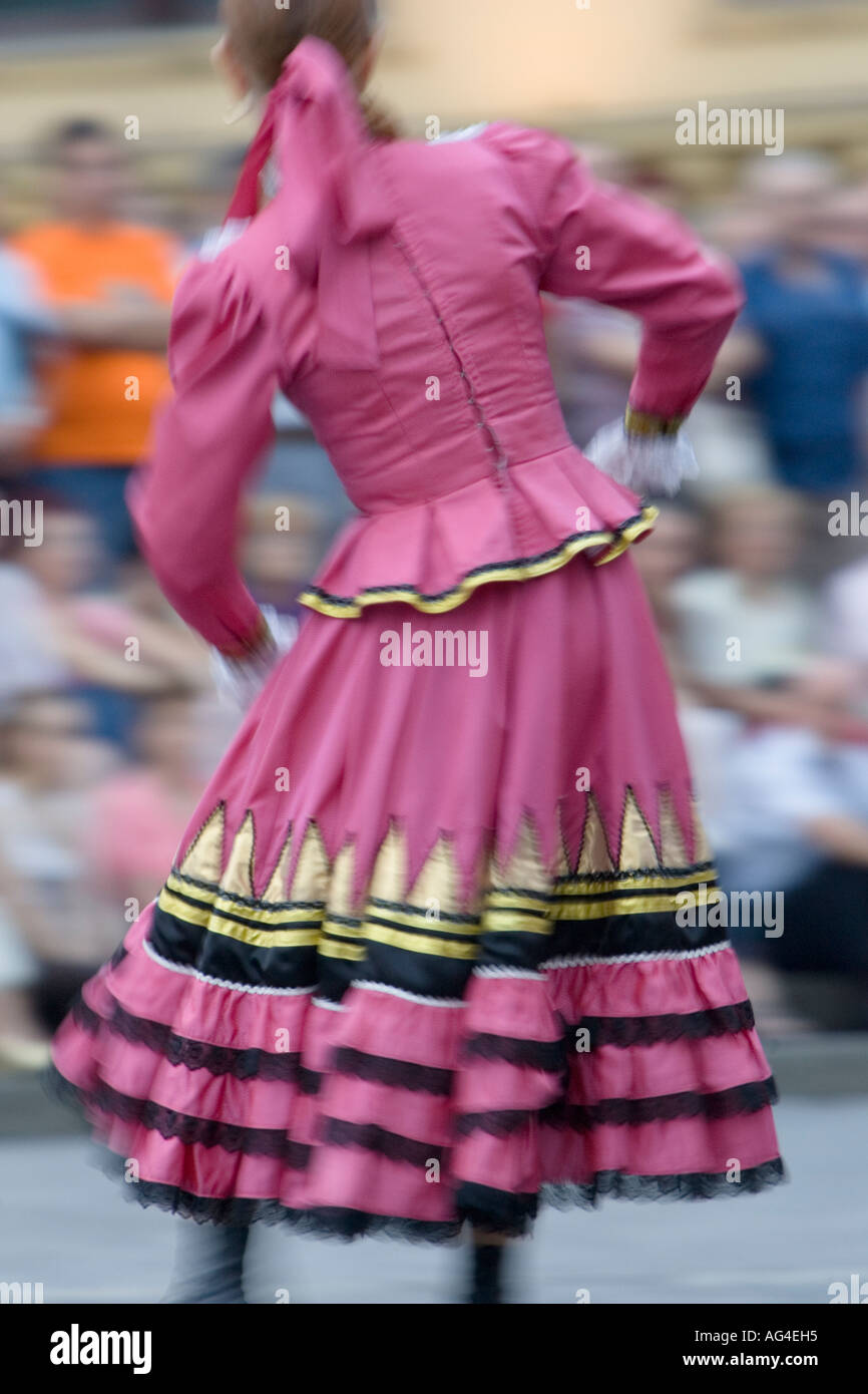 Vista posteriore del ballerino russo in abito rosa, Orenburg membro russo coro folcloristico di eseguire in Plaza Arriaga Bilbao Spagna Foto Stock