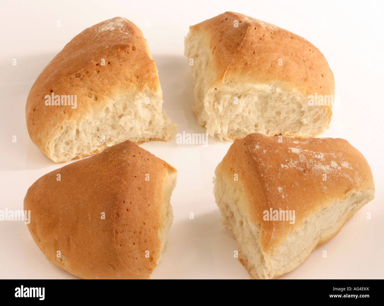 Una pagnotta di pane diviso in quattro quarti Foto Stock Una pagnotta di pane diviso in quattro quarti Foto Stock