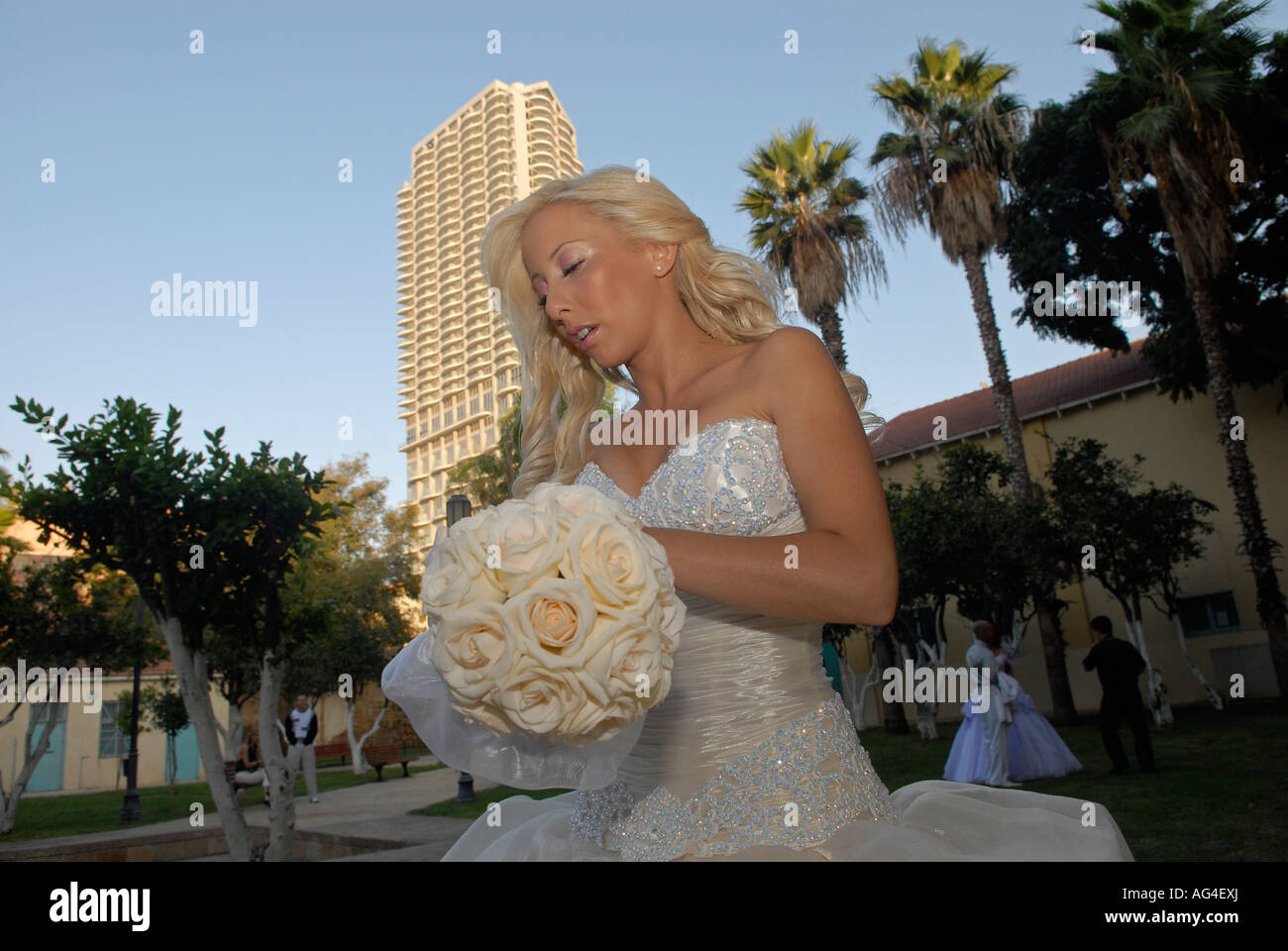 Giovane sposa ebraica durante la sessione di fotografia pre-matrimonio a neve Tzedek quartiere Tel Aviv Israele Foto Stock