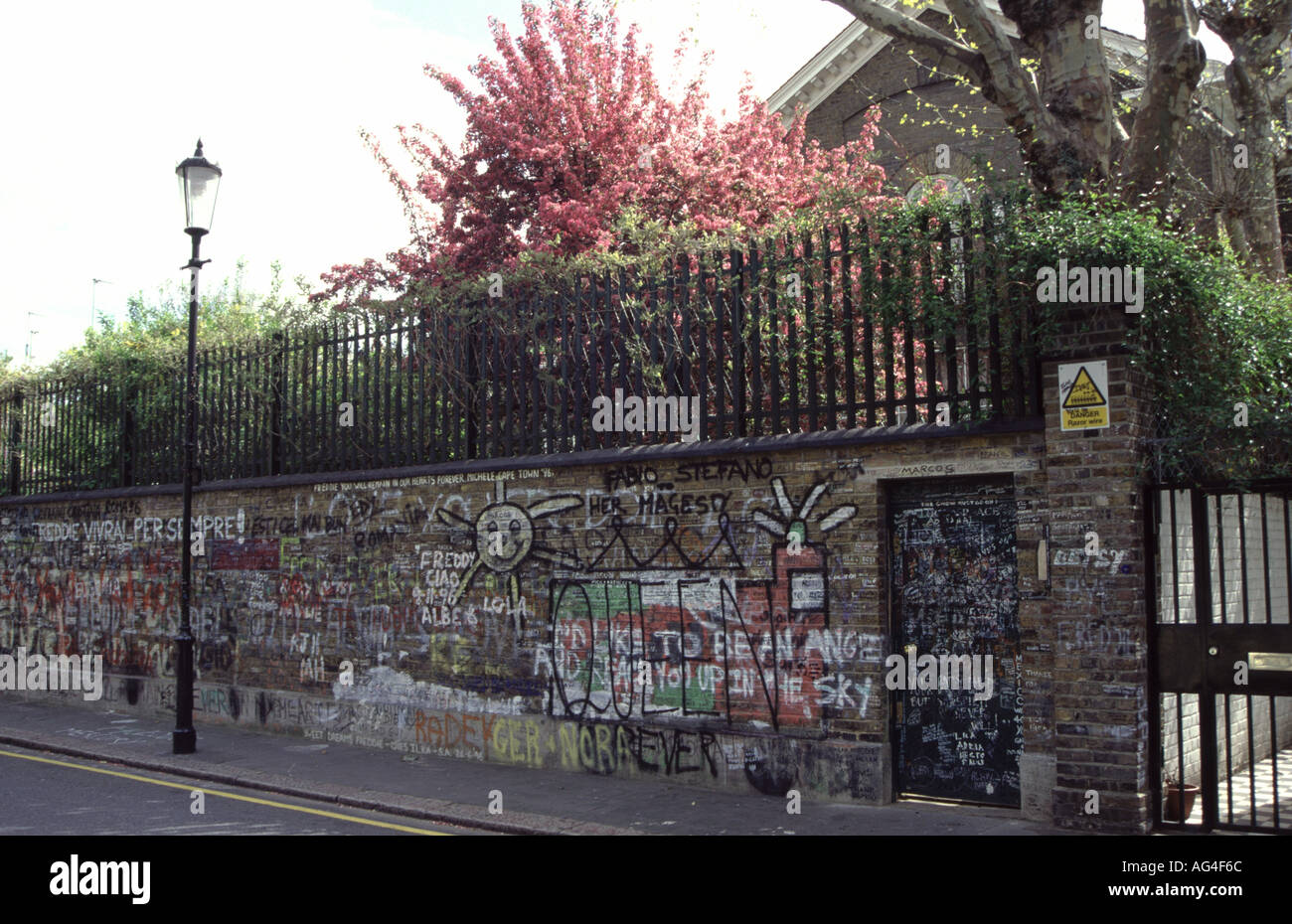 Casa di Londra di Freddie Mercury della regina le pareti sono coperte con grafitti dai ventilatori Foto Stock