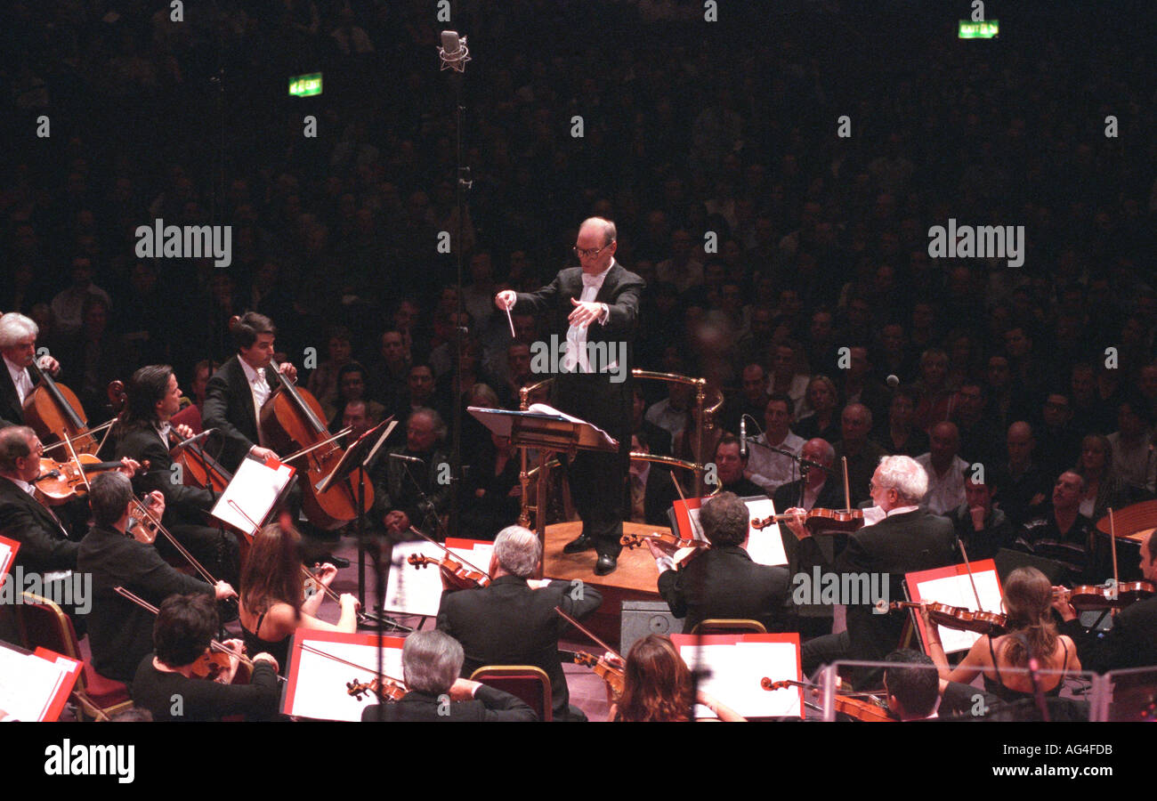 Il compositore italiano Ennio Morricone (1928-2020) dirigeva la Roma Symphony Orchestra, Londra, Regno Unito. Foto Stock
