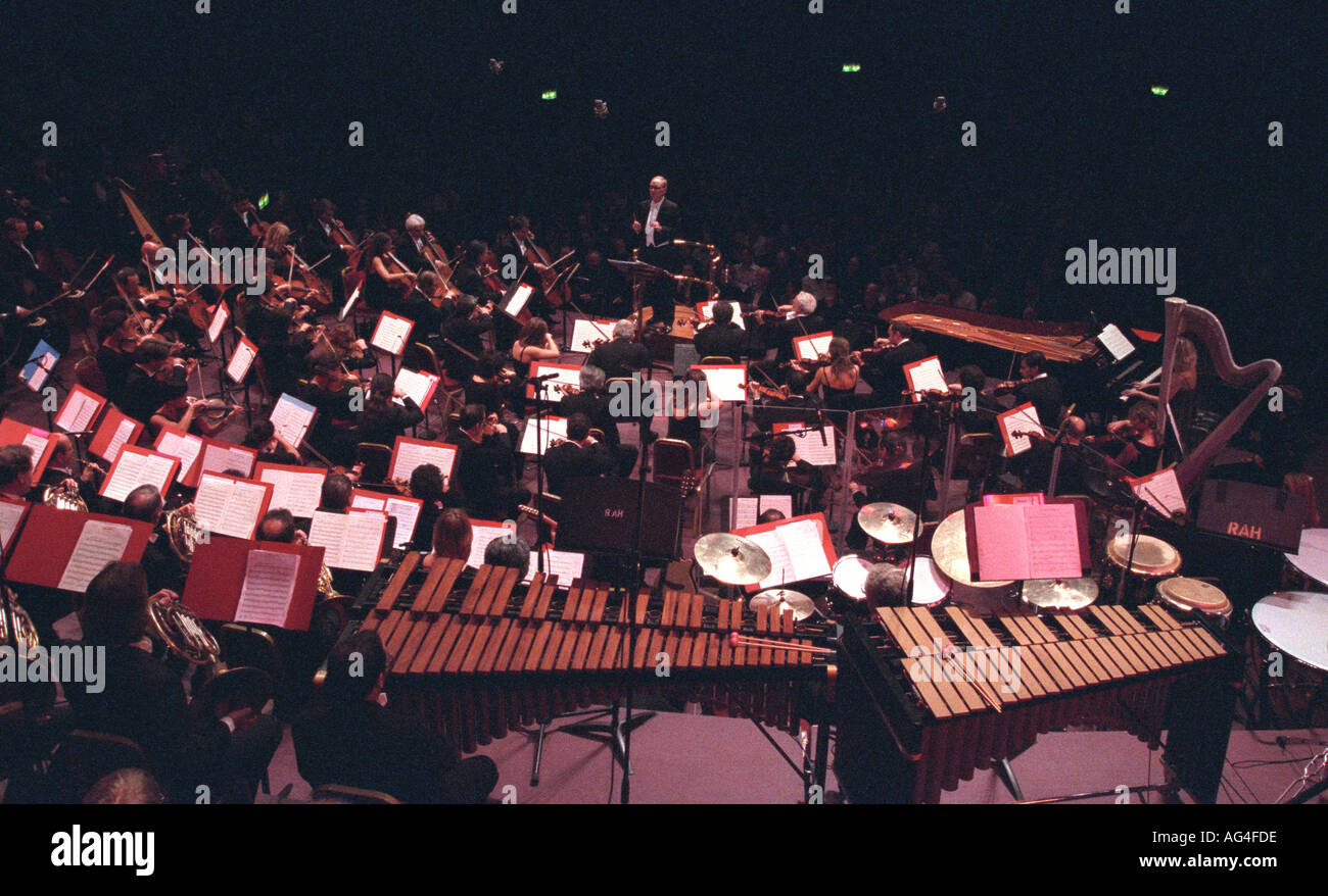Italian Film Composer Ennio Morricone condurre la Roma Symphony Orchestra di Londra, Regno Unito. Foto Stock
