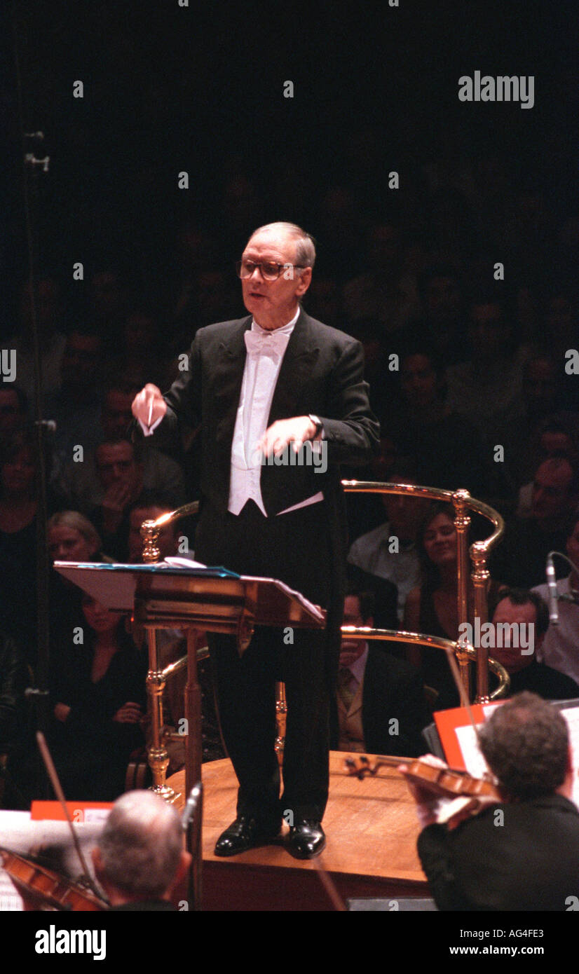 Italian Film Composer Ennio Morricone condurre la Roma Symphony Orchestra, la Royal Albert Hall di Londra, Regno Unito. Foto Stock