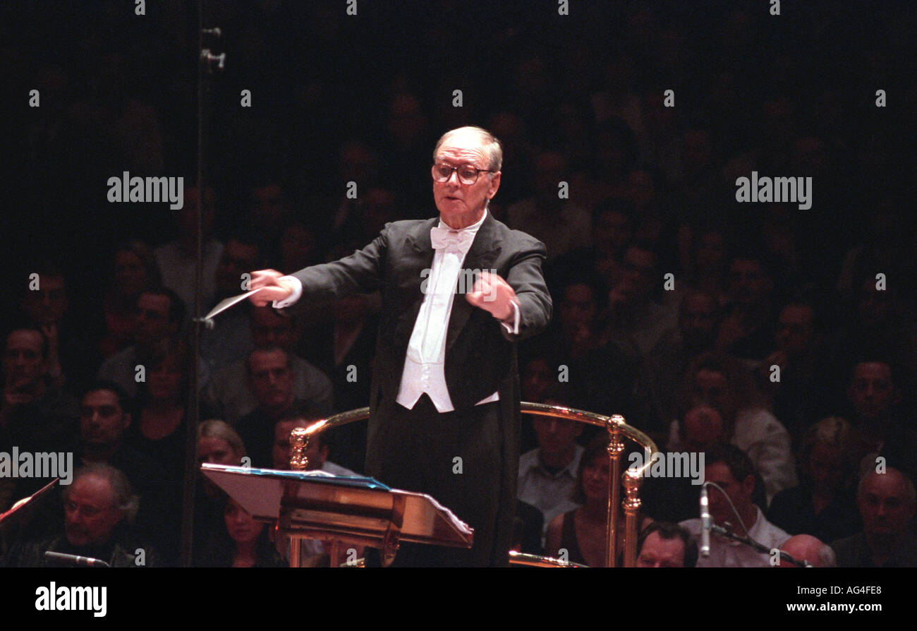 Il compositore italiano Ennio Morricone (10 novembre 1928-6 luglio 2020) dirigeva la Roma Symphony Orchestra, Londra, Regno Unito. Foto Stock