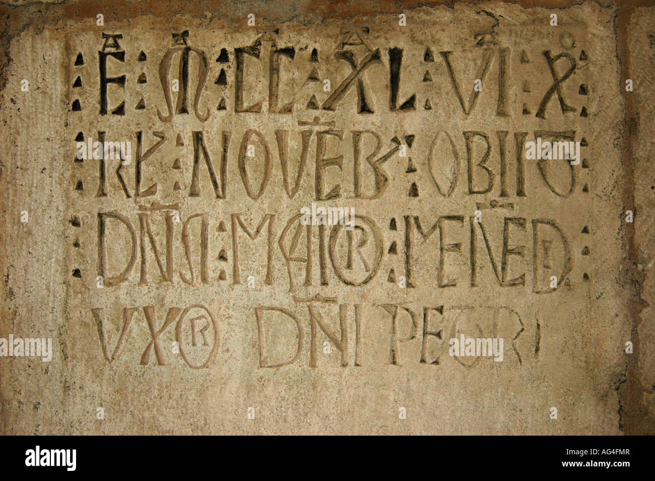 Scolpiti script latino all'interno della medievale Cattolica Romana monastero Mosteiro de Alcobaca nella città di Alcobaca il Nord del Portogallo Foto Stock