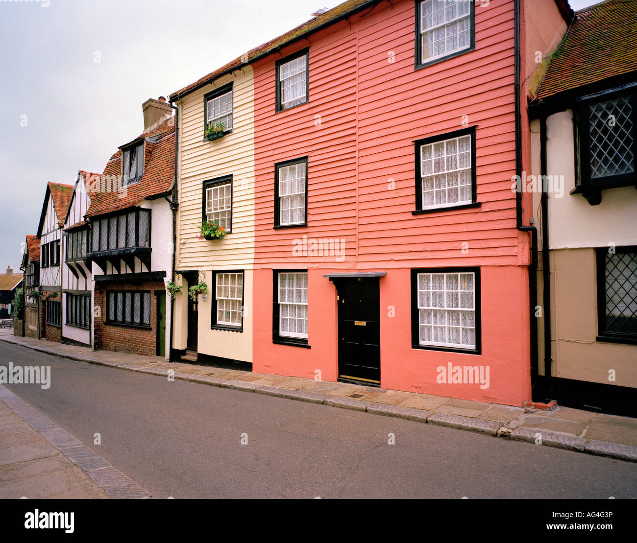 Fila di vecchio stile Tudor case nella città vecchia, Hastings, East Sussex, Inghilterra, Regno Unito. Foto Stock
