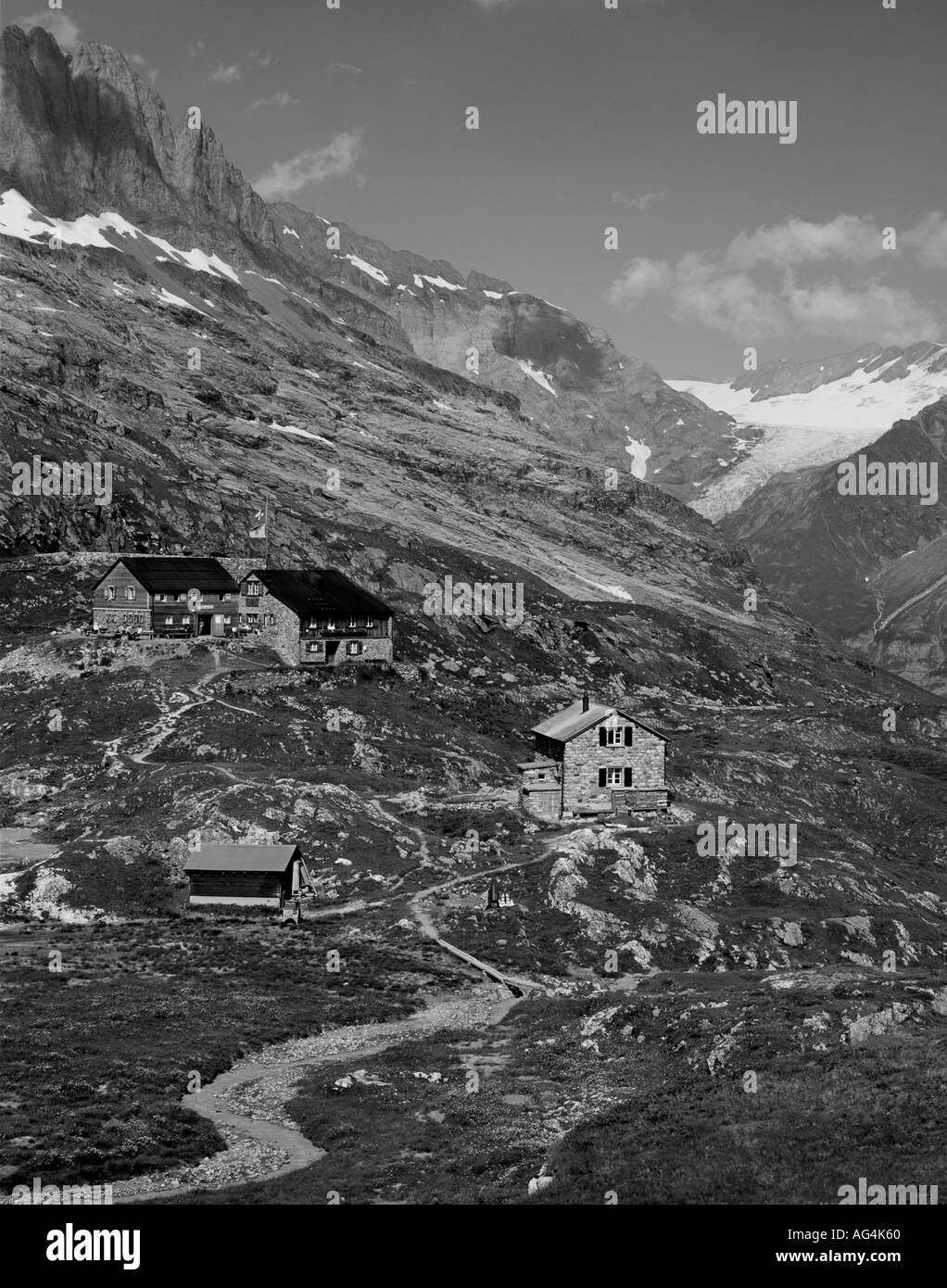 Vista delle baite SAC su Mt Windgallen nelle Alpi Svizzere Foto Stock