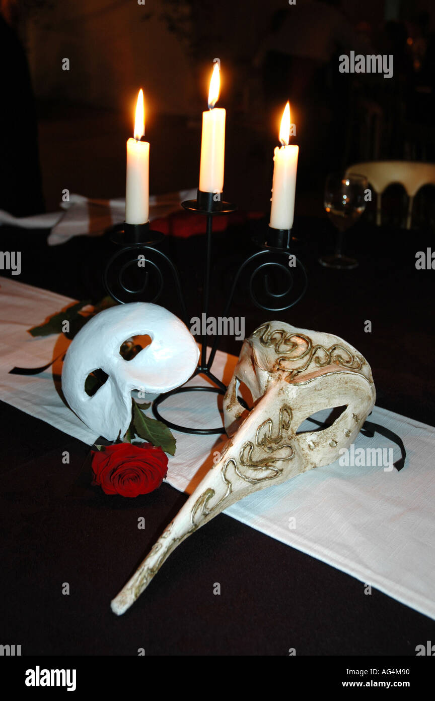 Phantom of the Opera maschera in ballo con rose e candela Foto Stock